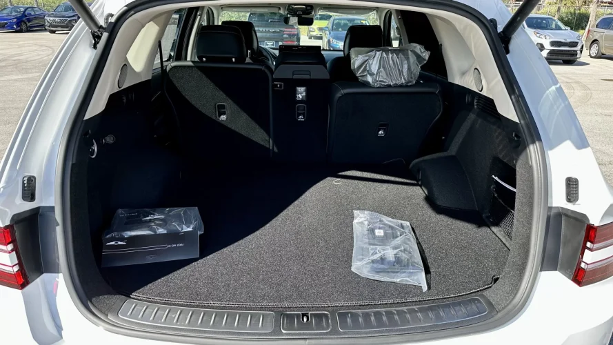 2023 Genesis GV80 - interior trunk 1