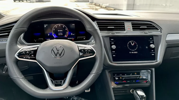 2023 VW Tiguan SE R-Line - interior climate panel
